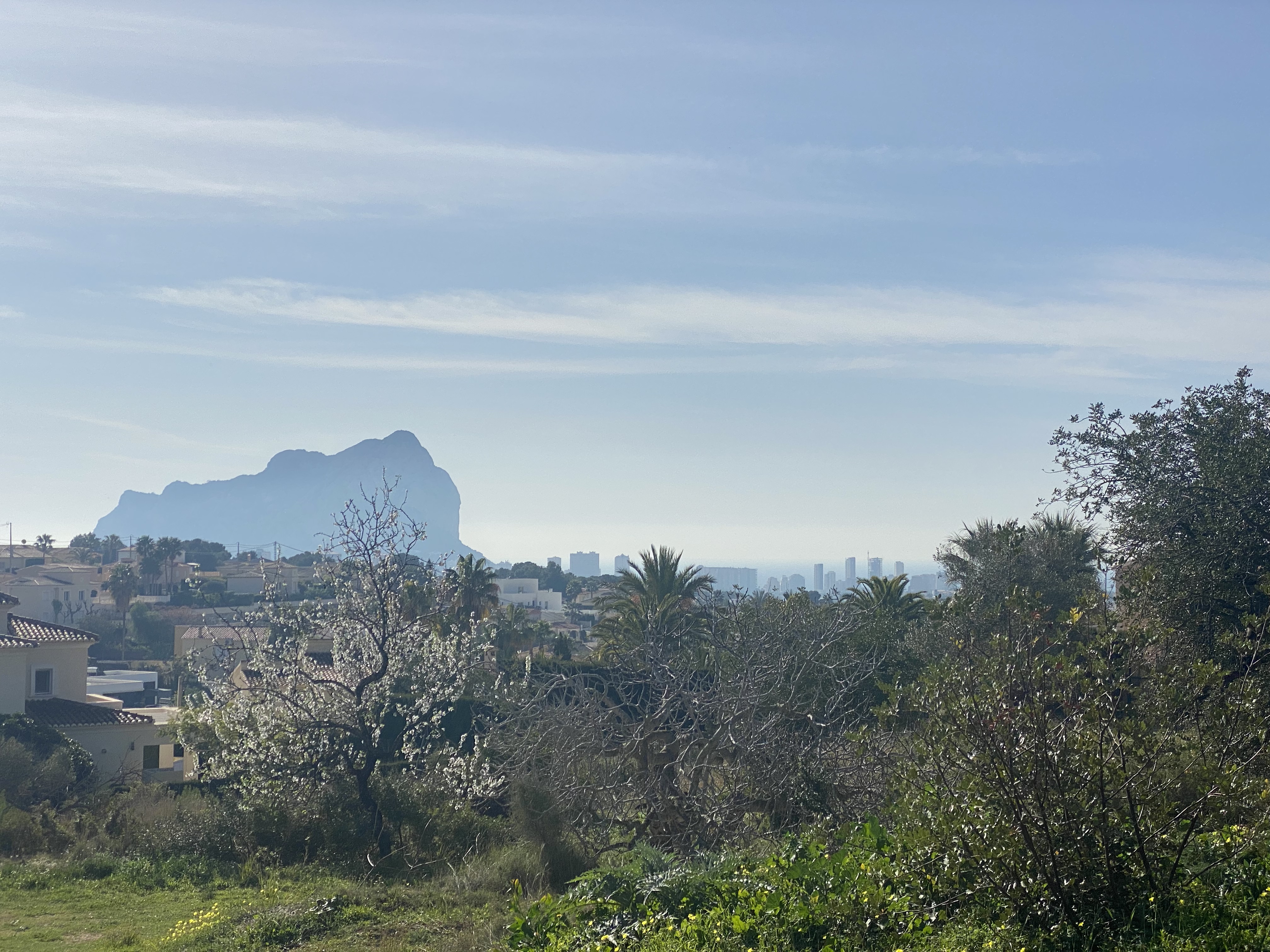 Впечатляющий плоский участок с видом на юг в Кальпе с прекрасным видом на «Пеньон»