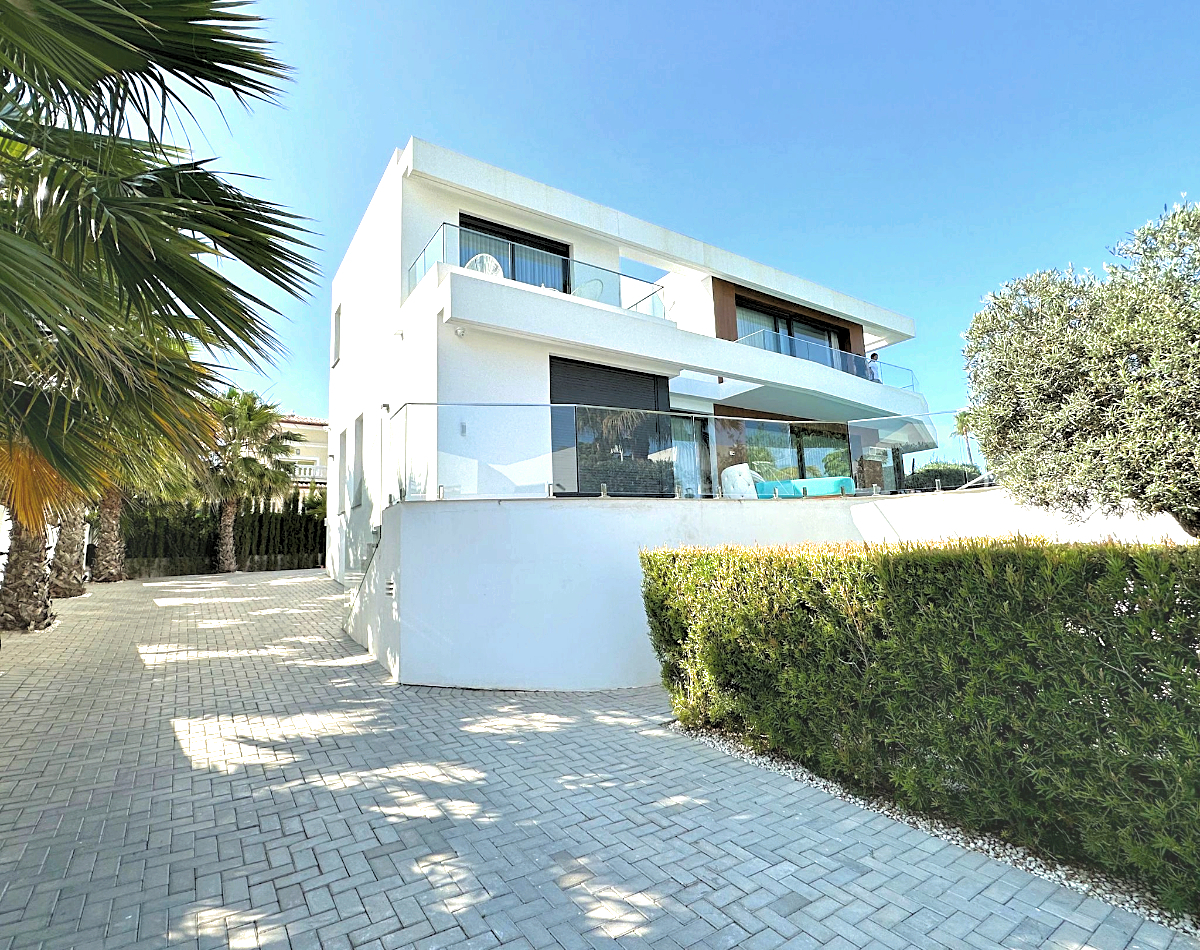 Magnificent villa with a modern design, in a quiet residential area of Moraira