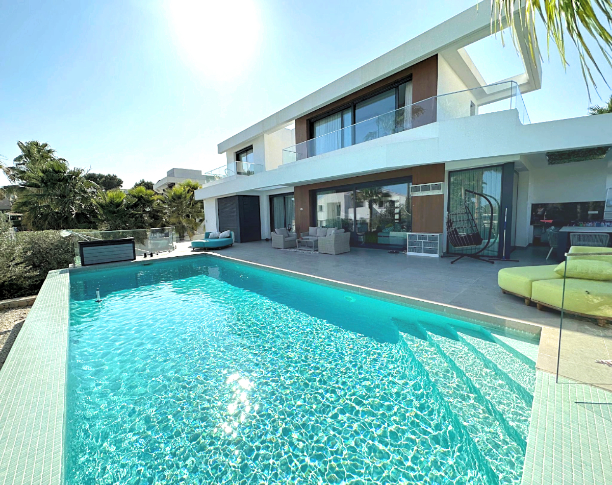 Prachtige villa met een modern design, in een rustige woonwijk van Moraira