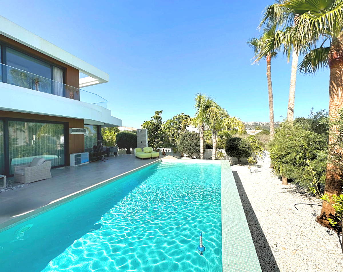 Magnificent villa with a modern design, in a quiet residential area of Moraira
