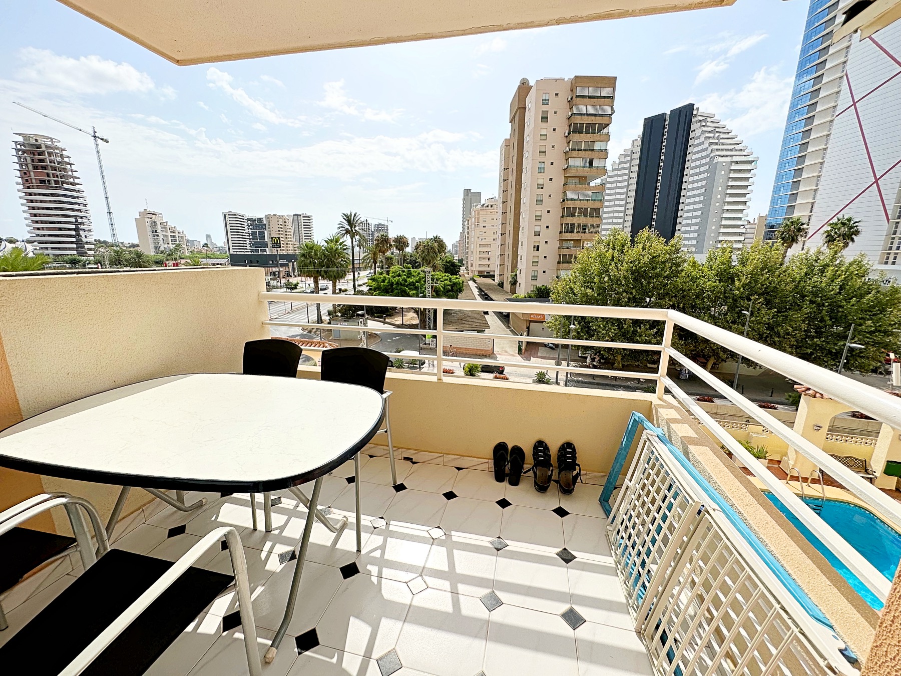 Mooi appartement in Calpe in de buurt van het Arenal strand, met vrij uitzicht.